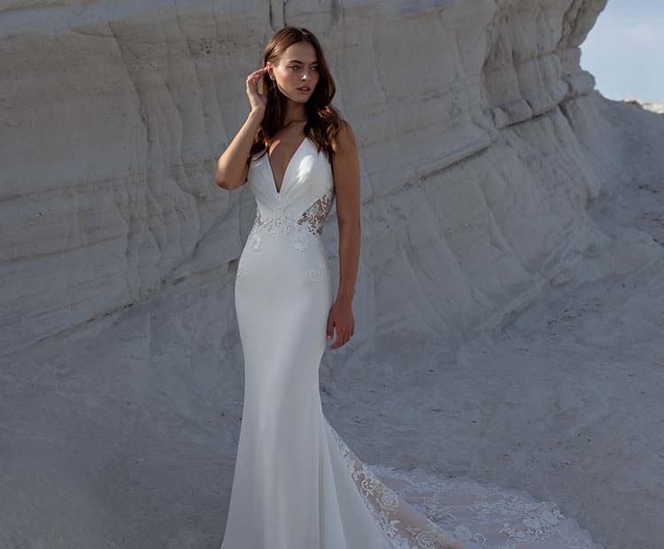 Figurbetontes Hochzeitskleid aus Krepp, das Kurven wunderschön zur Geltung bringt, mit sexy V-Ausschnitt von Modeca