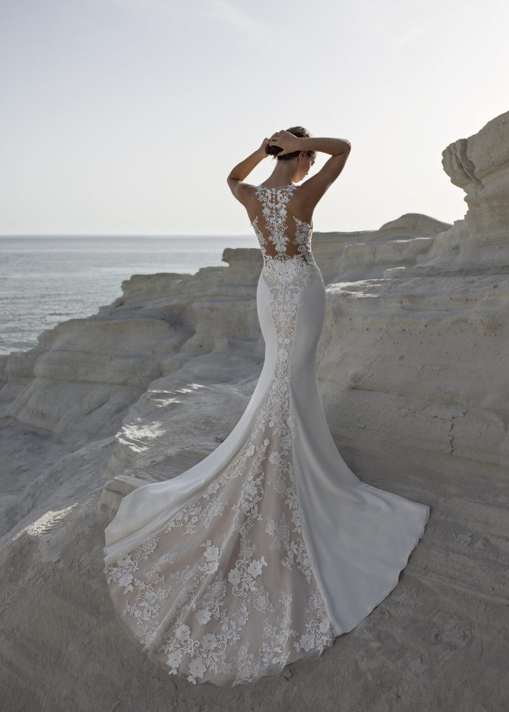 Brautkleid Olly Modeca Figurbetontes Hochzeitskleid aus Krepp für kurvige Bräute