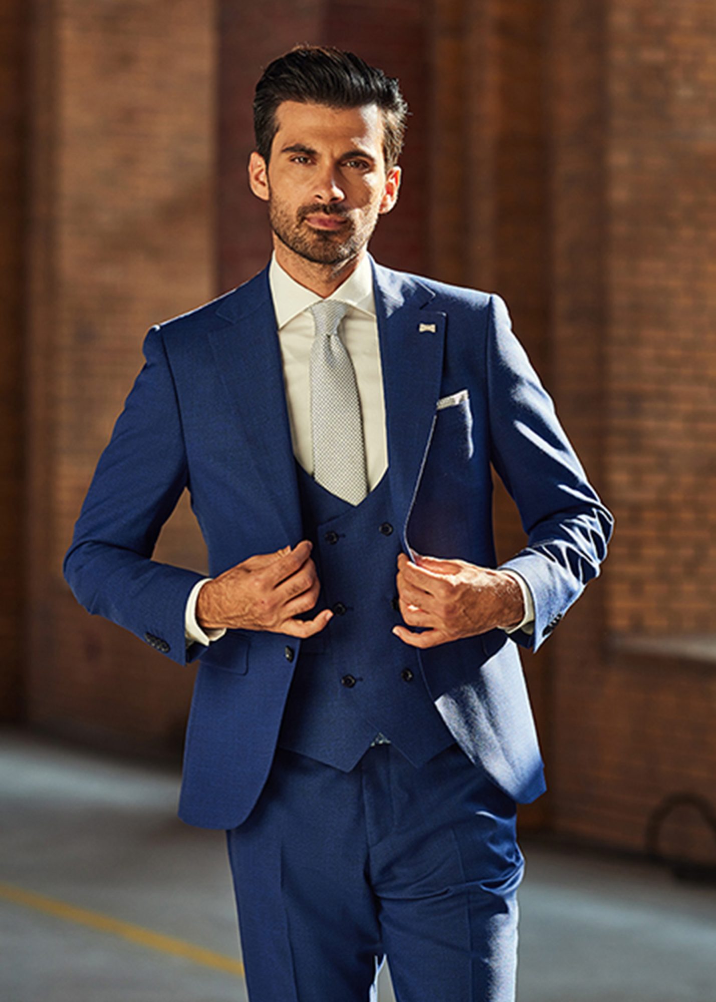 Herrenanzug in Royalblau mit farblich abgestimmter, hellblauen Krawatte und Einstecktuch.