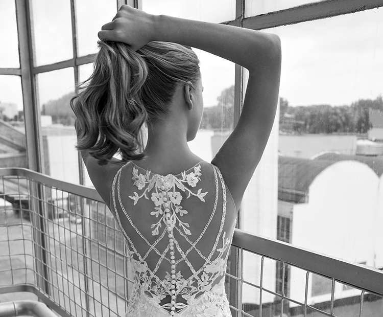 Hochzeitskleid mit detaillierten Rücken von Modeca.