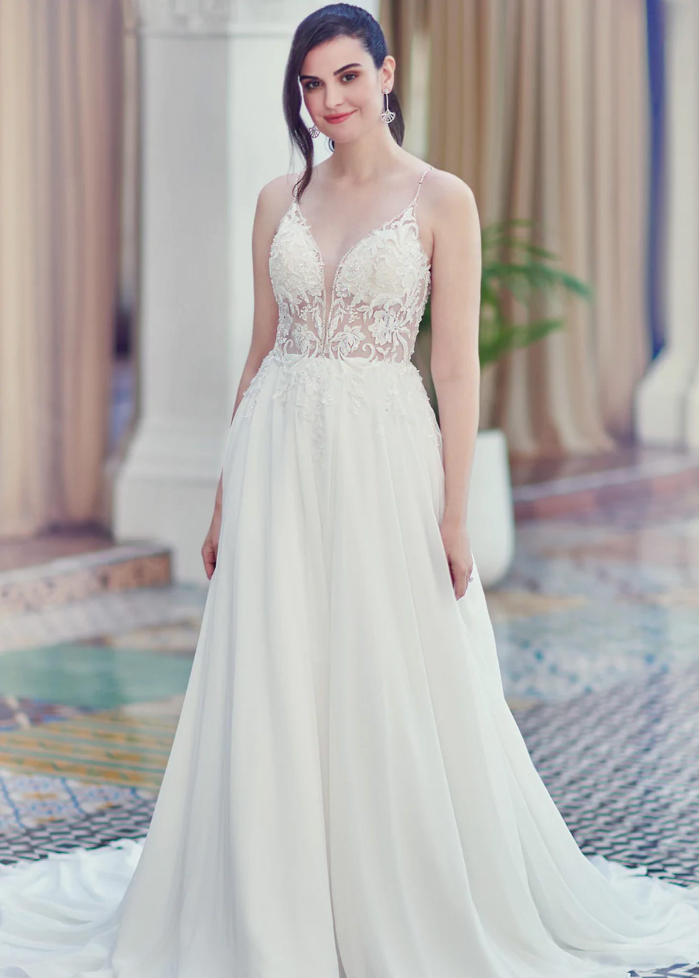Hochzeitskleid mit transparenten Oberteil mit Spitzenapplikationen und Glitzer und Chiffonrock.