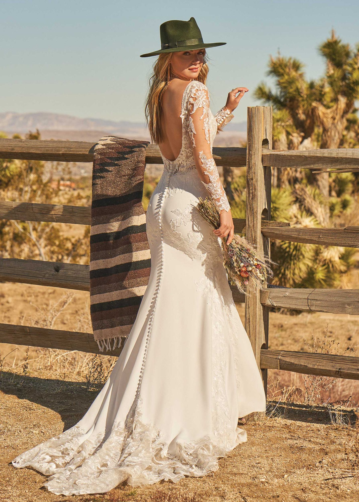 Wunderschönes Hochzeitskleid mit tiefen Rückenausschnitt, Spitzenärmel und Knopfleiste bis zum Boden.